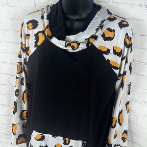 Lularoe Hoodie long sleeve Medium White Black  Cheetah print Front Pocket